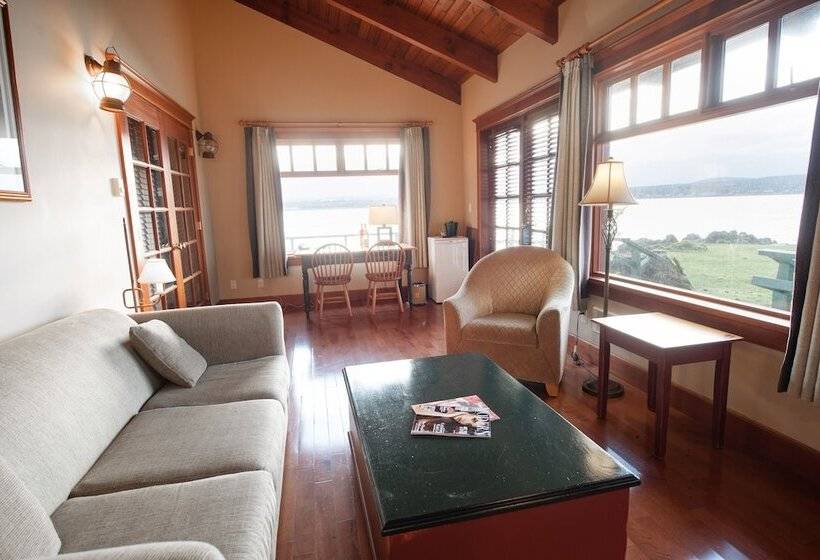 Lakosztály, April Point Resort