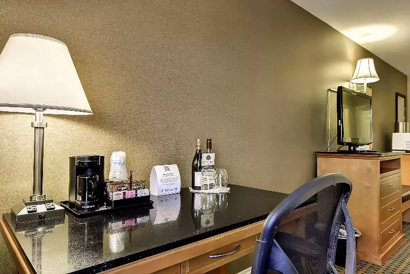 キングサイズベッドのスタンダードルーム, Best Western Plus Osoyoos Hotel And Suites
