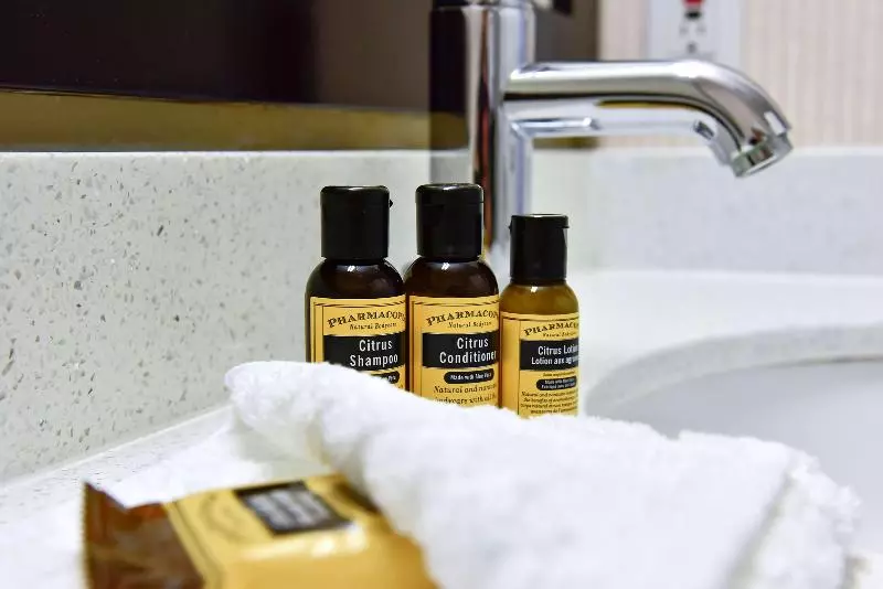 キングサイズベッドのスタンダードルーム, Best Western Plus Osoyoos Hotel And Suites
