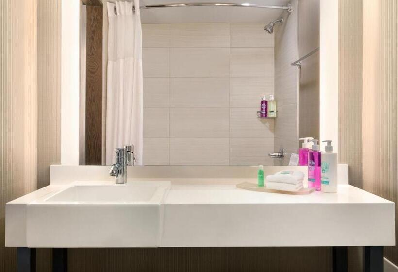 חדר סטנדרט עם מיטת קווין, Coast Prince George Hotel By Apa