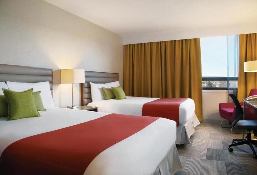 اتاق استاندارد با تخت دو نفره بزرگ, Coast Prince George Hotel By Apa