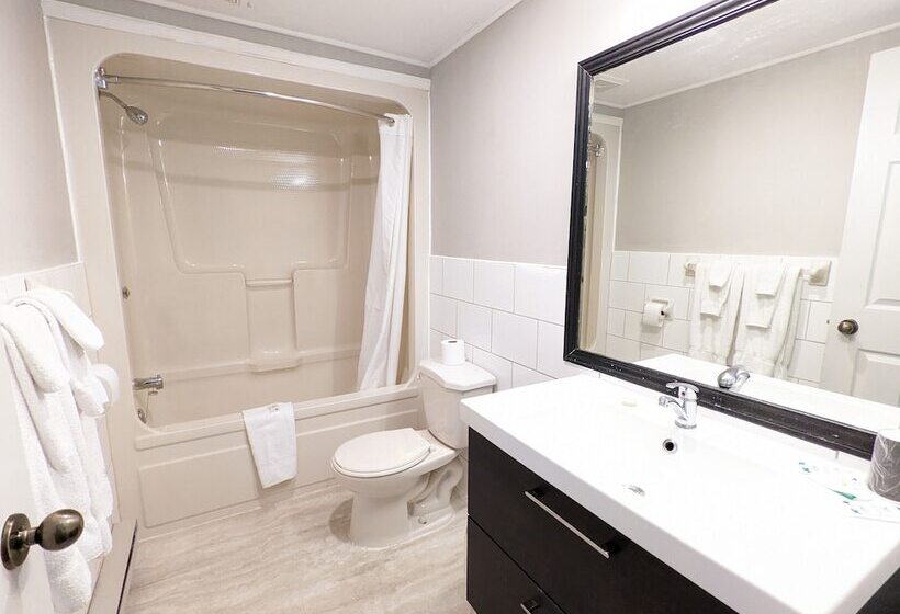 Номер Стандарт, First Canada Hotel Cornwall Hwy 401 On
