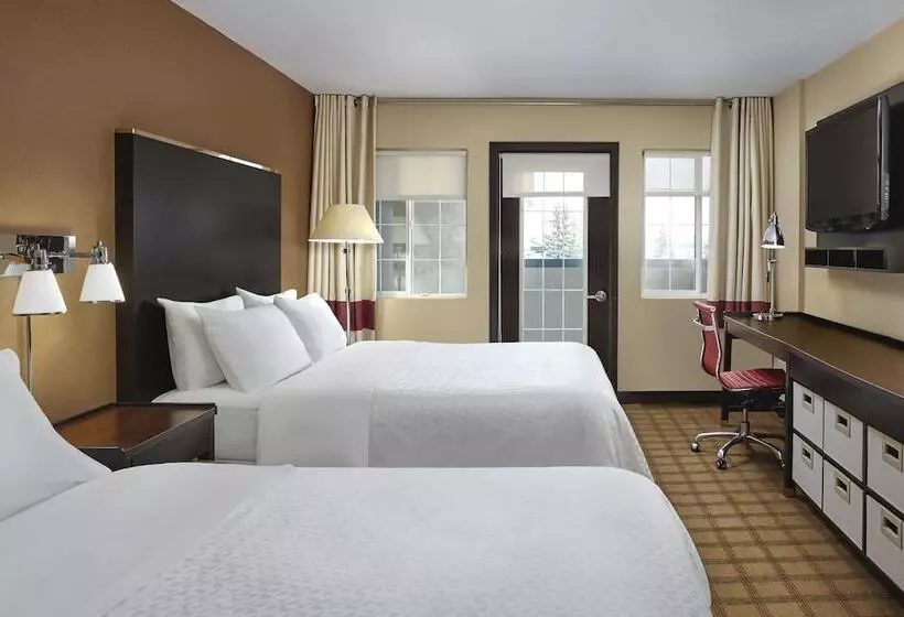 ２ダブルベッドのスタンダードルーム, Four Points By Sheraton Hotel & Suites Calgary West