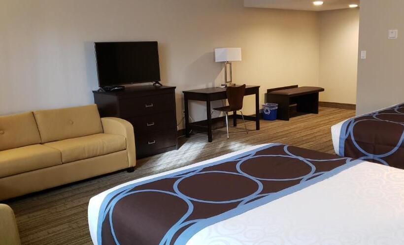 جناح مطلّ علي حمام السباحة, Super 8 By Wyndham Spruce Grove