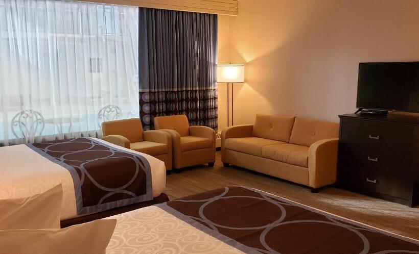 جناح مطلّ علي حمام السباحة, Super 8 By Wyndham Spruce Grove