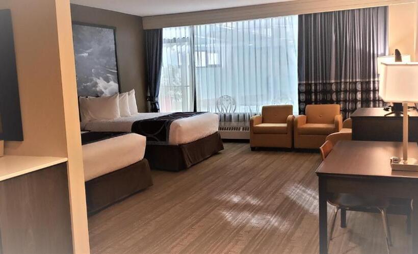 جناح مطلّ علي حمام السباحة, Super 8 By Wyndham Spruce Grove