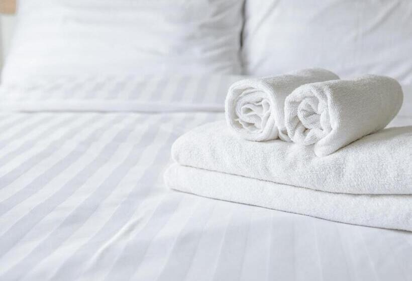 جناح مطلّ علي حمام السباحة, Super 8 By Wyndham Spruce Grove