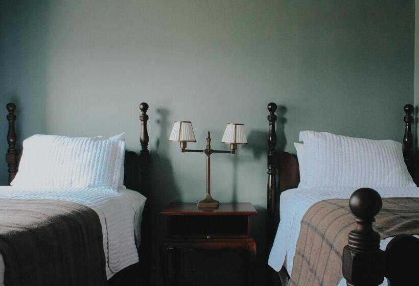 غرفة قياسية, The Cooper S Inn