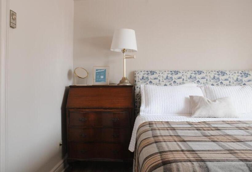 غرفة قياسية, The Cooper S Inn