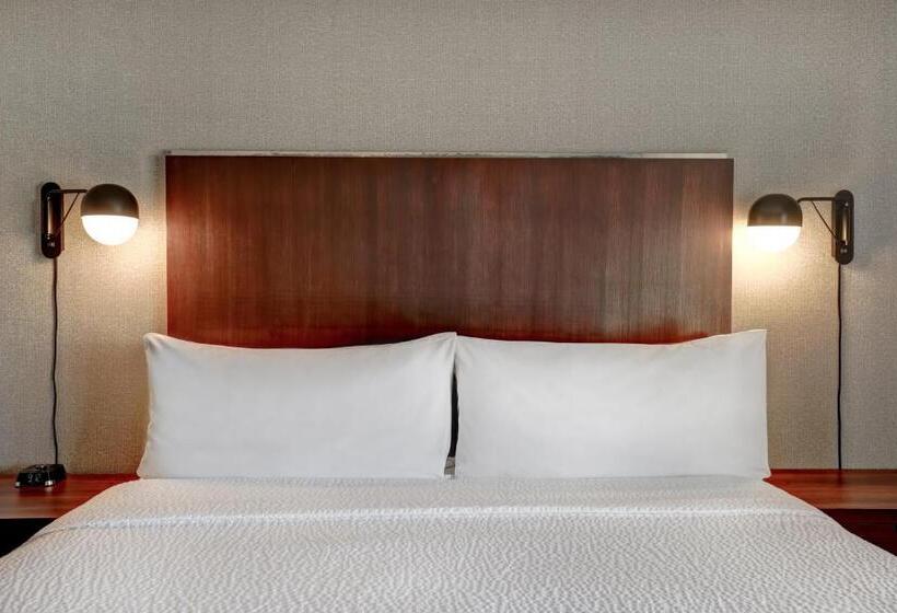 キングサイズベッドのスタンダードルーム, Four Points By Sheraton Toronto Mississauga