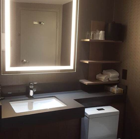 Номер Superior, Novotel Montreal Center