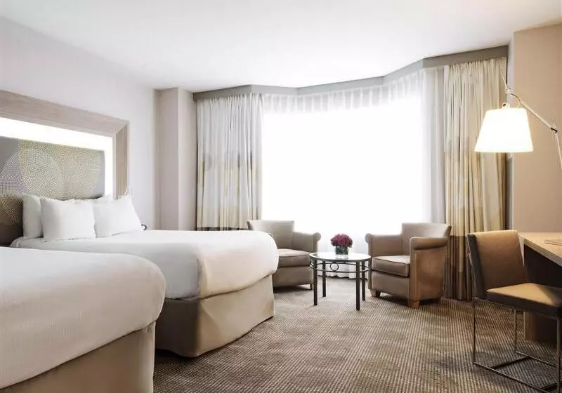 اتاق سوپریور با تخت بزرگ, Novotel Montreal Center