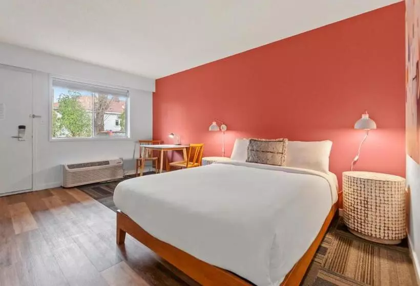 キングサイズベッドのスタンダードルーム, Okanagan Lakefront Resort