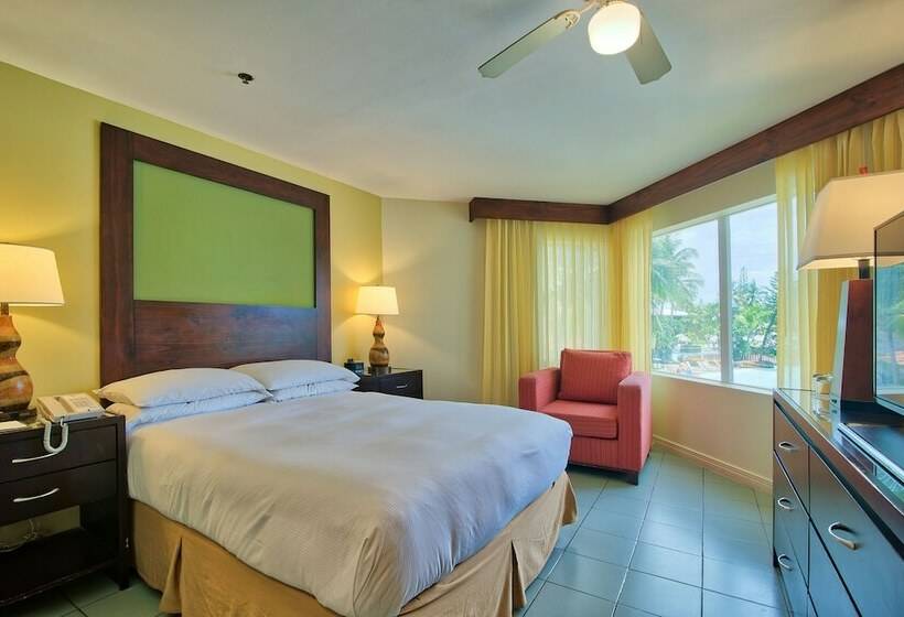 سوییت جونیور با چشم‌انداز استخر, Fiesta Resort Central Pacific   All Inclusive