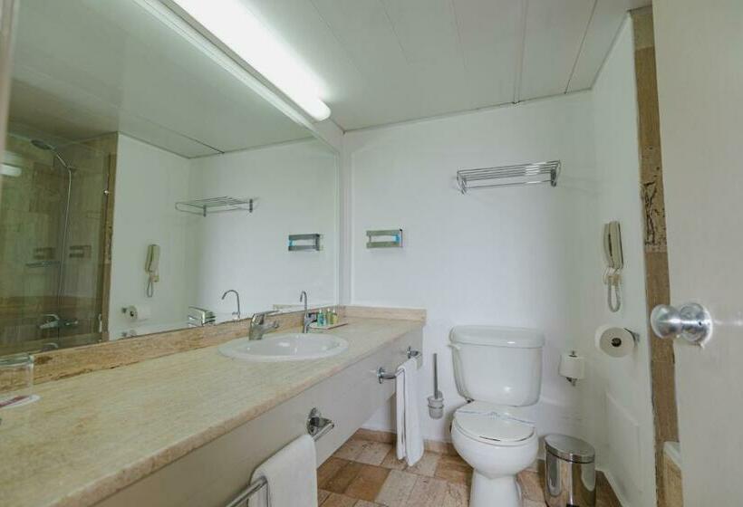 اتاق اجرایی, Dominican Fiesta