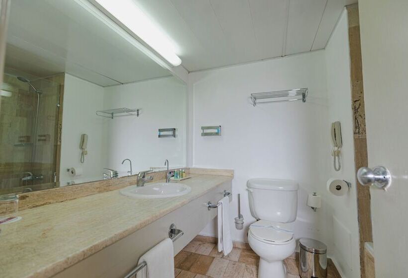 اتاق اجرایی, Dominican Fiesta