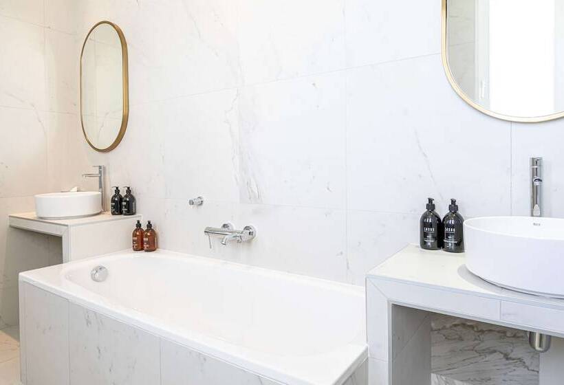 סוויטת ג'וניור, Pley