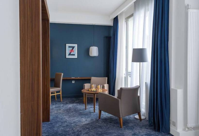 סוויטת ג'וניור, Pley