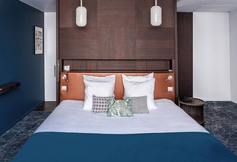 סוויטת ג'וניור, Pley