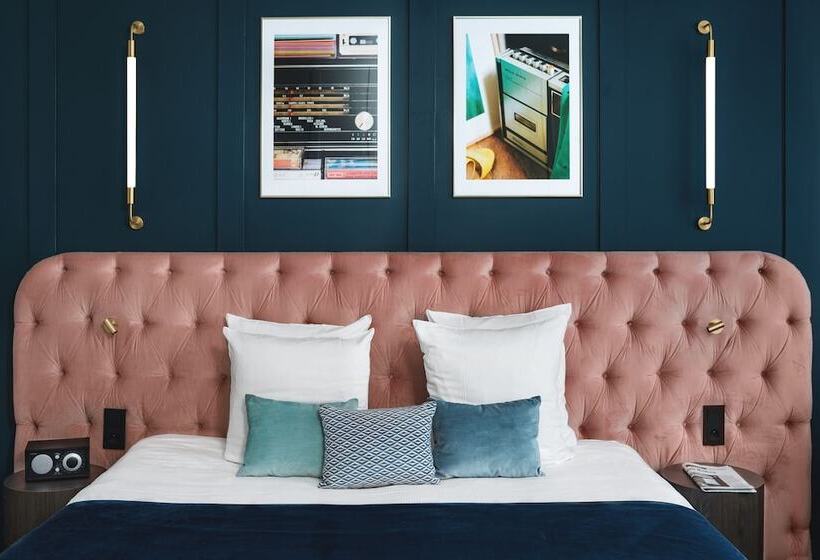 סוויטת ג'וניור, Pley