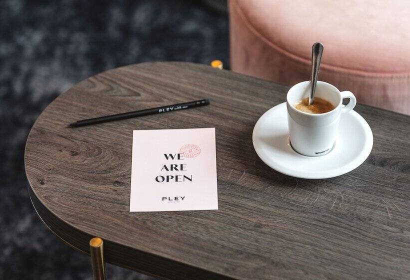 חדר דלוקס, Pley