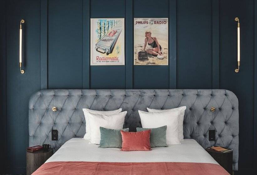 חדר דלוקס, Pley