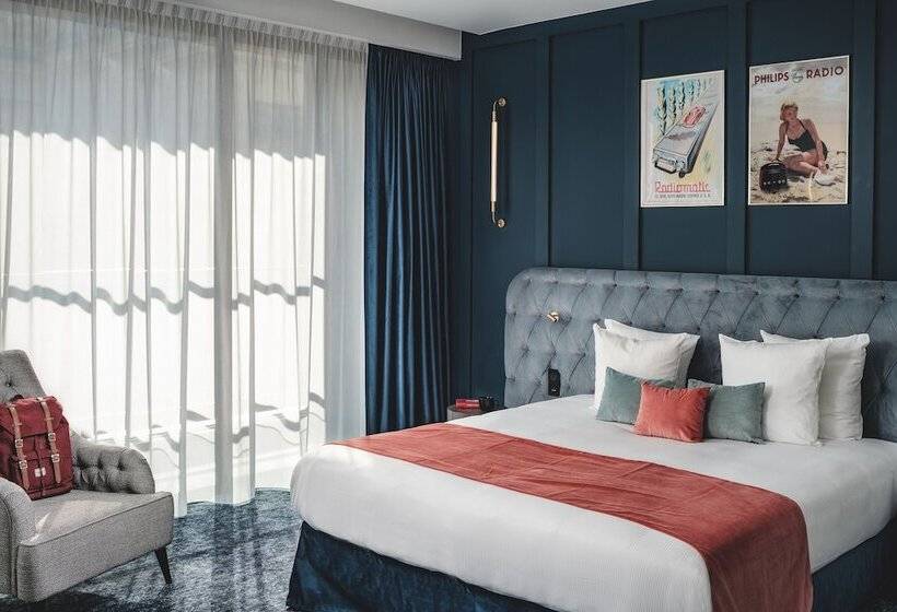 חדר דלוקס, Pley