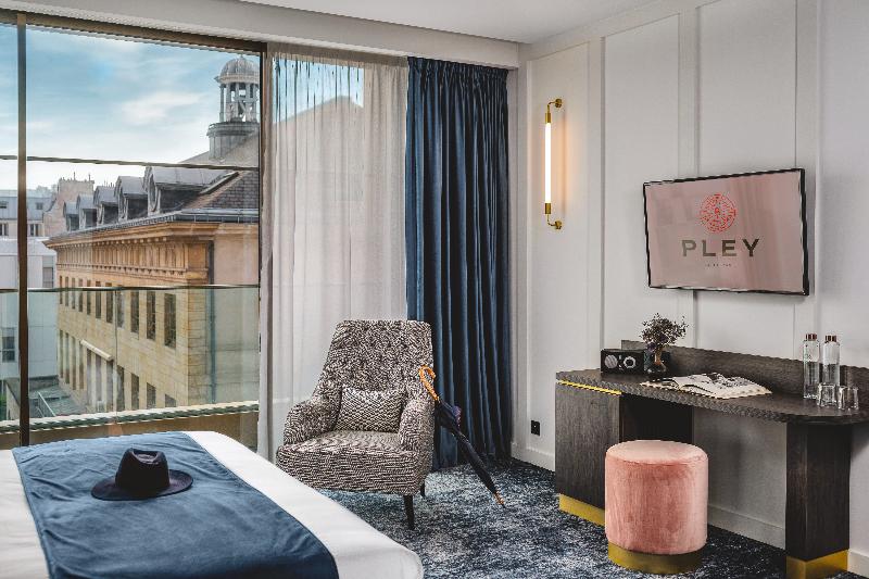 חדר דלוקס, Pley