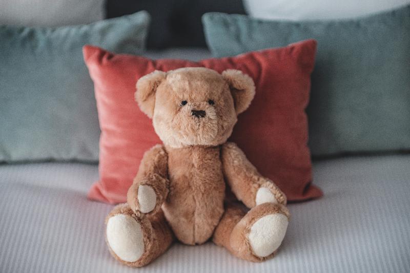 חדר דלוקס לשלושה, Pley