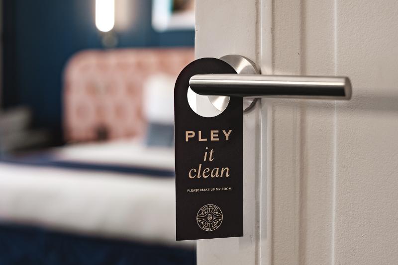 חדר קלאסי, Pley