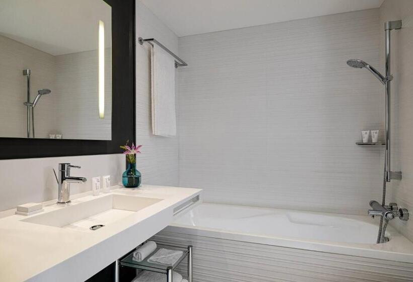 جناح جونيور ذو إطلالة جانبية على البحر, Ac Hotel By Marriott Nice