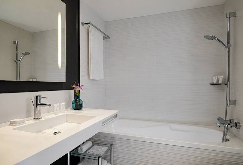 جناح جونيور ذو إطلالة جانبية على البحر, Ac Hotel By Marriott Nice