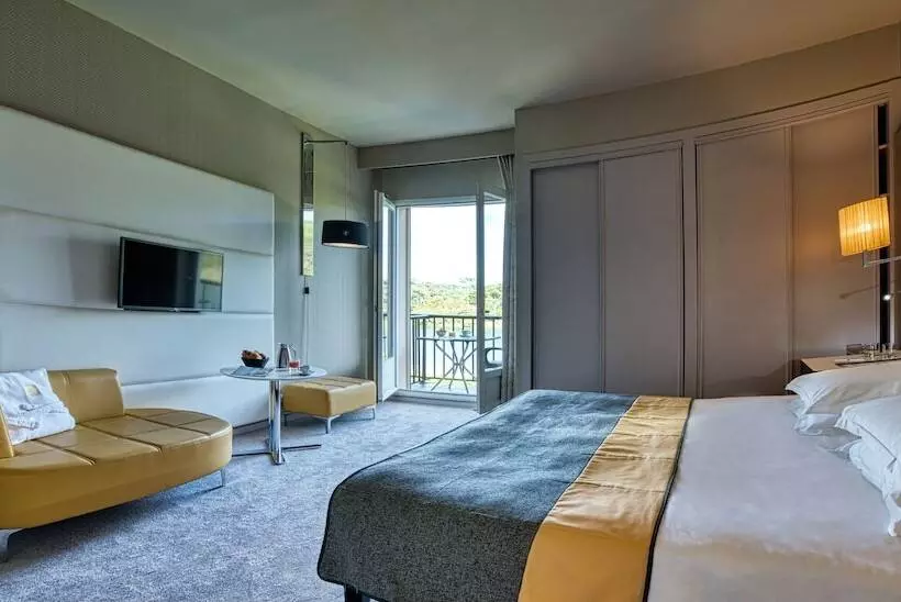 اتاق سوپریور سه تخته, Hôtel De Chiberta & Du Golf