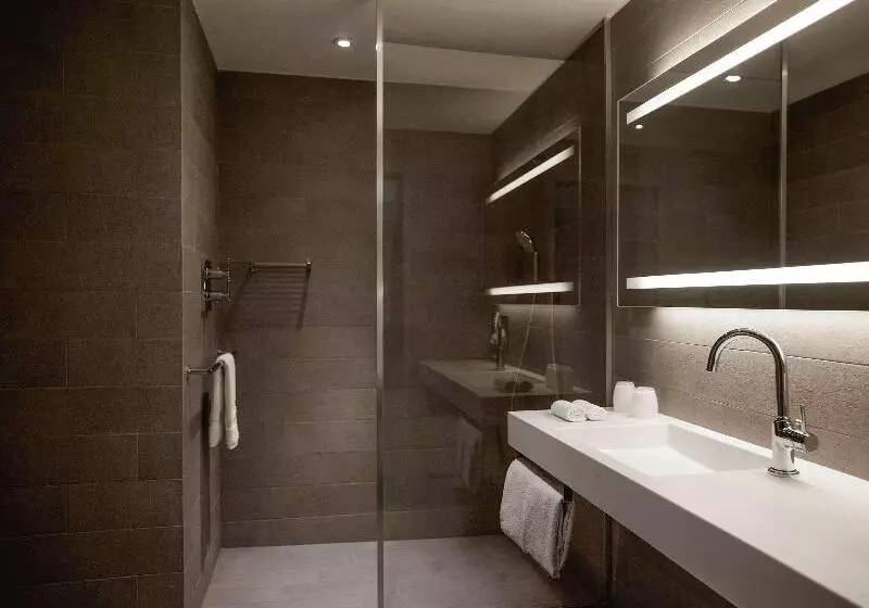 سوئیت جونیور با تخت بزرگ, Pullman Paris Tour Eiffel