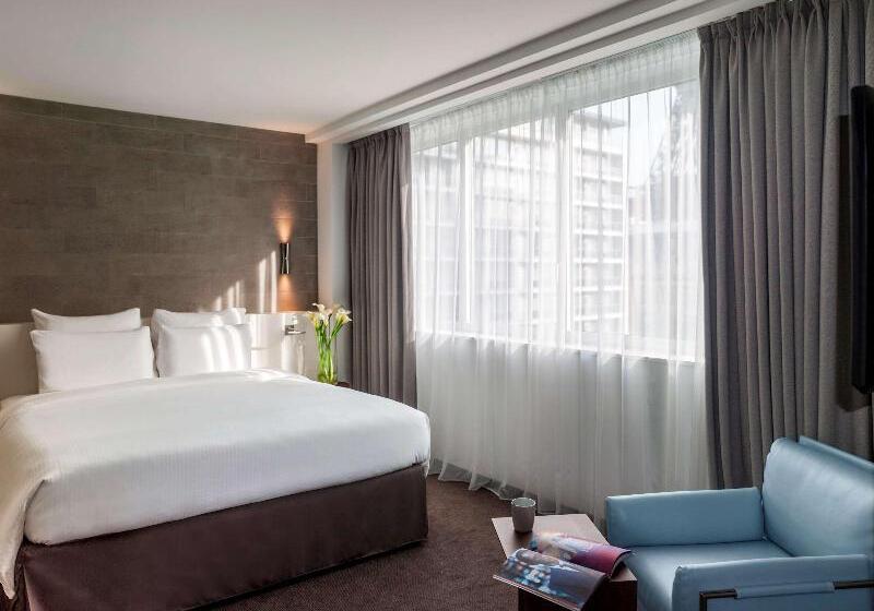 سوئیت جونیور با تخت بزرگ, Pullman Paris Tour Eiffel