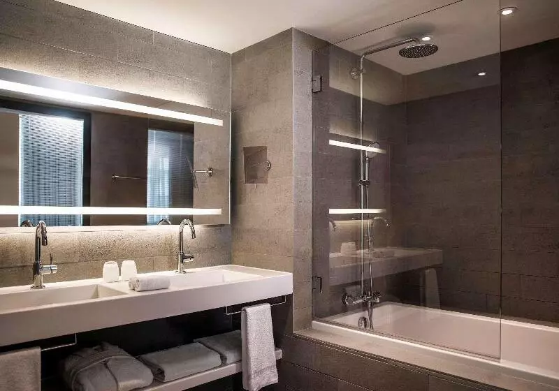 سوئیت جونیور با تخت بزرگ, Pullman Paris Tour Eiffel