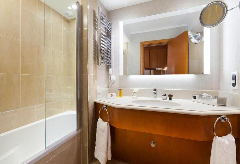 Camera Comfort Vista Piscina, Neho Suites Cannes Croisette