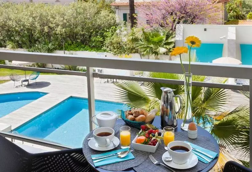 اتاق راحتی با چشم‌انداز استخر, Neho Suites Cannes Croisette