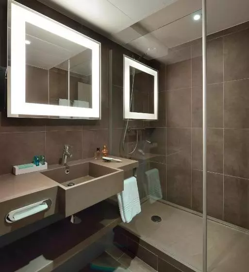 Executive Room Queen Bed, Novotel Bordeaux Lac