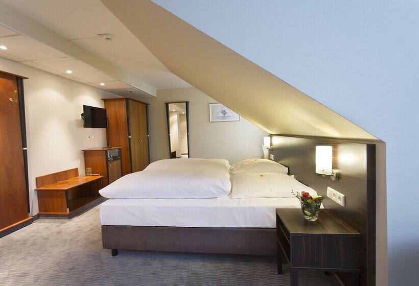 חדר סטנדרט לשלושה, Erikson