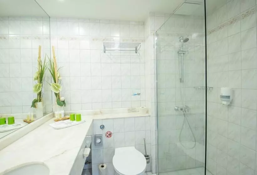 Standard Kolmen Hengen Huone, Panorama Berghotel Wettiner Höhe