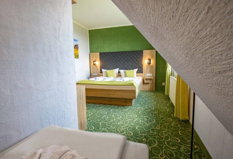 标准三人间, Panorama Berghotel Wettiner Höhe