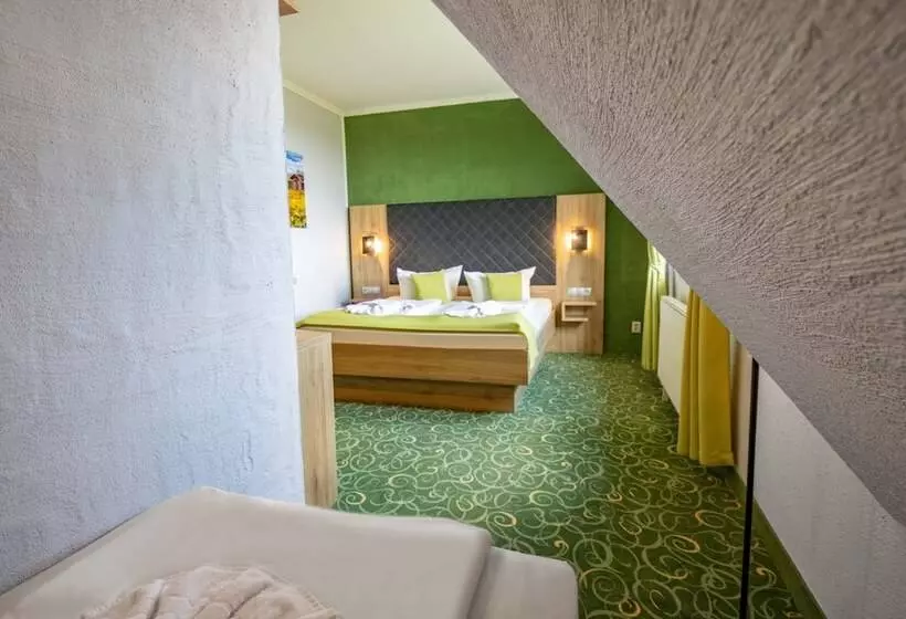 Standard Kolmen Hengen Huone, Panorama Berghotel Wettiner Höhe
