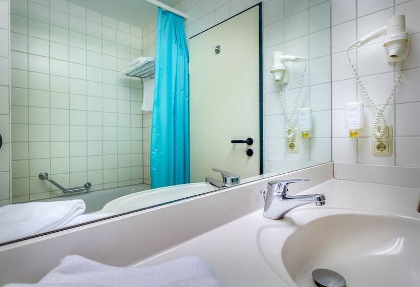 标准三人间, Astor