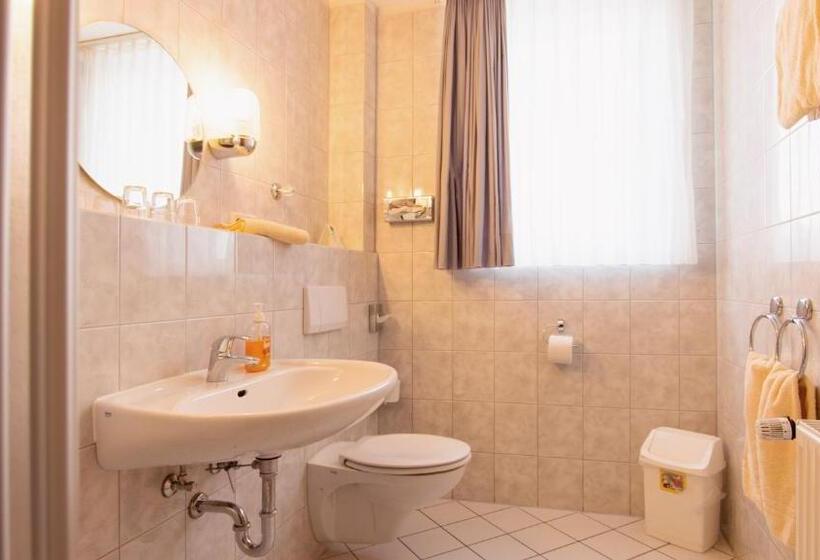 חדר סטנדרט לשלושה, Excelsior Bochum