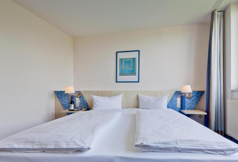 غرفة قياسية رباعية, Le Village