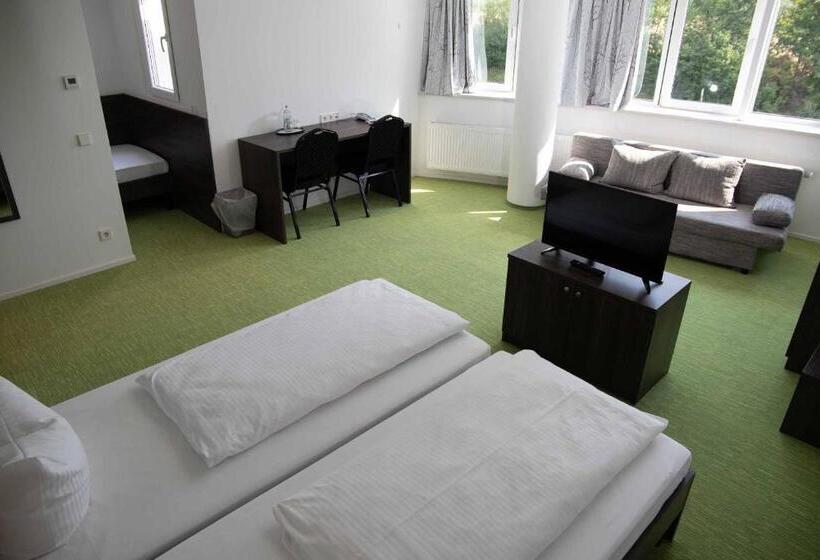 جناح, Le Village