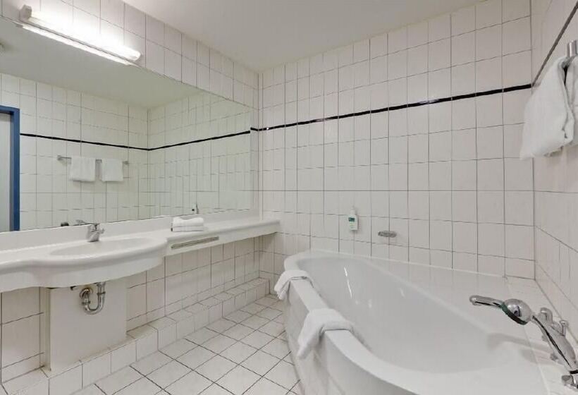 غرفة عائلية, Le Village