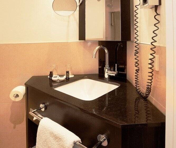 غرفة قياسية ثلاثية, Victoria