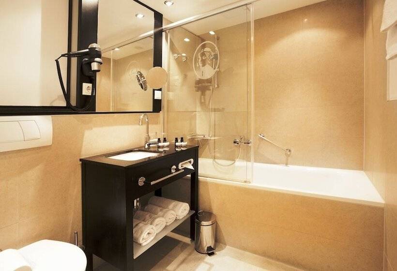 جناح جونيور, Victoria